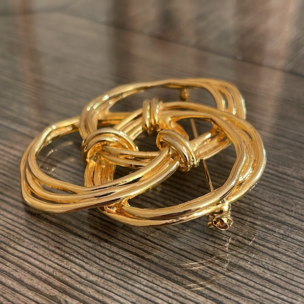 Vintage Interlocking Circle or Knot Gold-tone Metal Pin - Picture 14 of 16